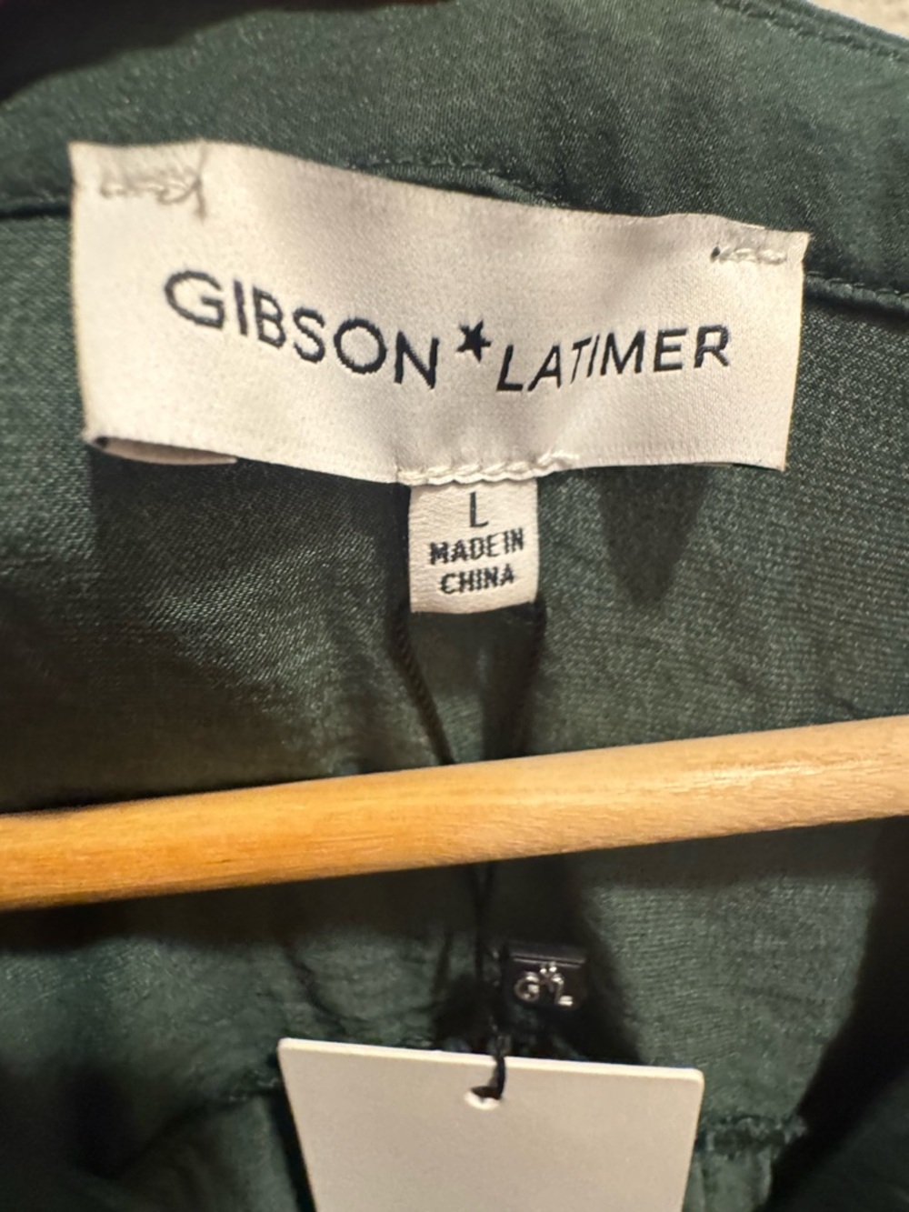 Gibson and Latimer Hunter Green Polyester Short Sleeved Blouse Size Large NWT - Picture 2 of 9